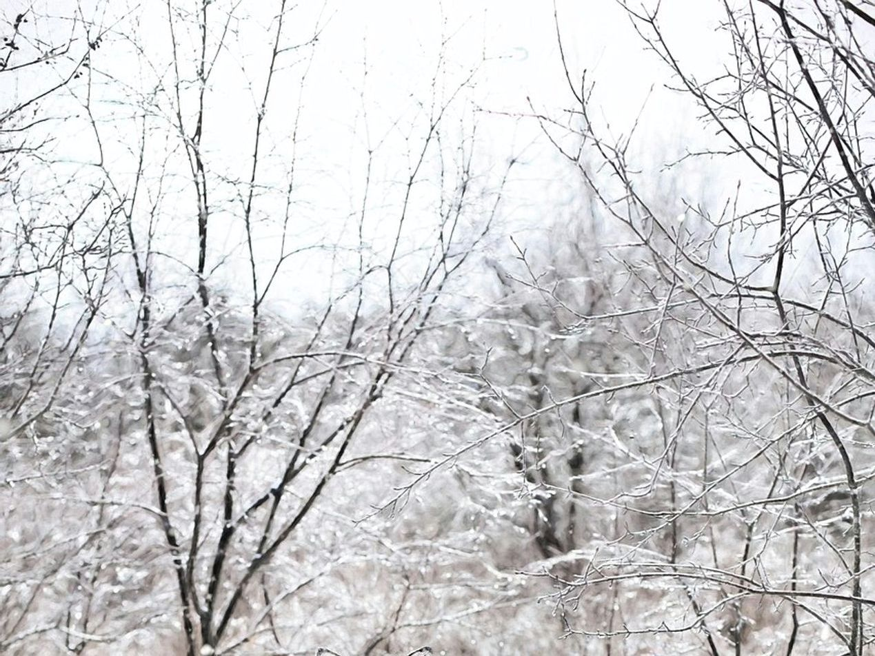 Crista de montanha vista na primeira luz, com neve e gelo